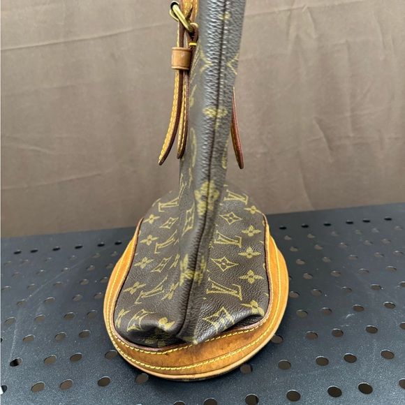 Louis Vuitton Pochette Bucket - Picture 7 of 12